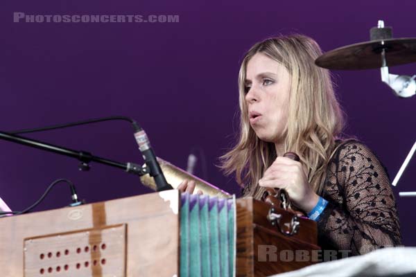 ANNA CALVI - 2011-07-02 - BELFORT - Presqu'ile du Malsaucy - 